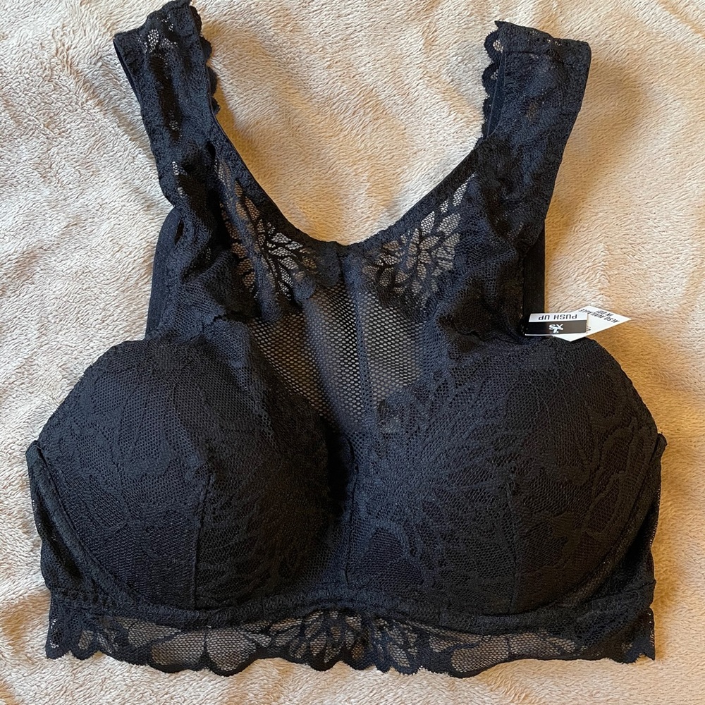 NWT Victoria’s Secret push up bra with lace detail